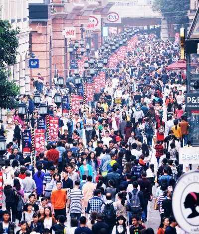 长假第二天，楚河汉街迎来了四面八方的游客。    记者李子云 摄
