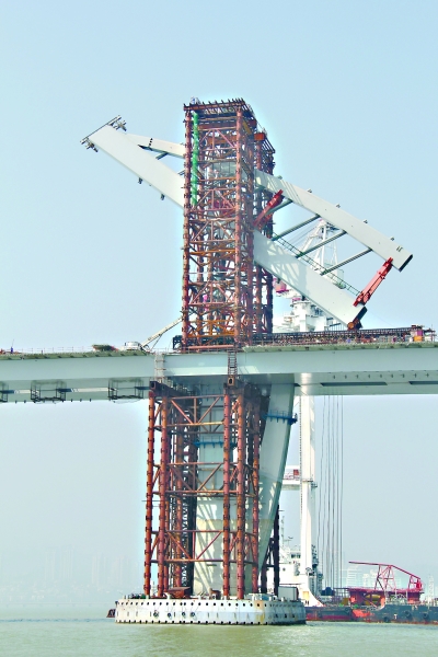 九洲航道橋“風(fēng)帆”造型的上塔柱在豎轉(zhuǎn)提升中 楊巍 攝
