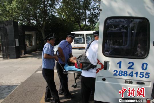 民警将孕妇顺利送至医院120急救车上 郭建军 摄