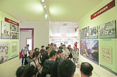 昨日，不少游客来到武汉中共中央机关旧址纪念馆参观，体验红色之旅 记者陈卓 摄