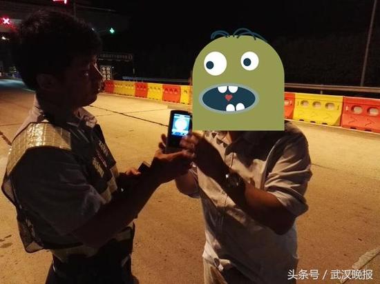 湖北一男子高速醉驾被查 闯入女厕拖延时间拒