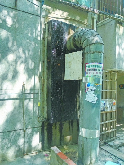 图为:餐厅设置烟道将油烟排入下水管道。