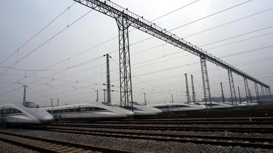 图为：武汉铁路局在元旦小长假期间加开24对客车提升运力。刘卫兵 摄