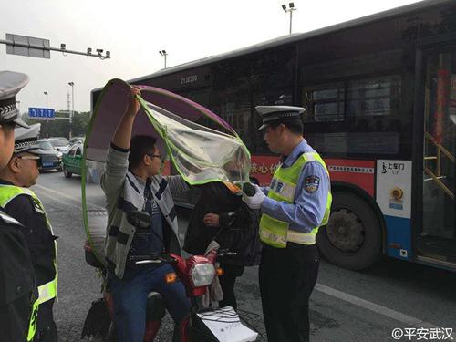 武汉交警开展电动车非法安装遮阳棚专项整治