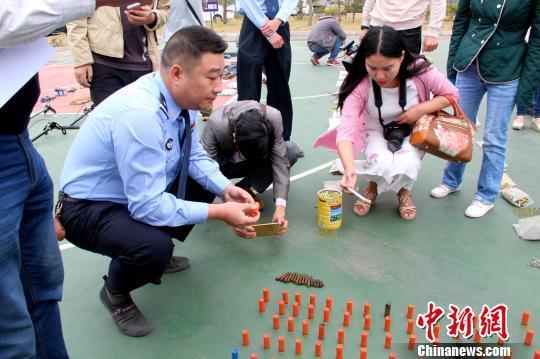 图为办案民警展示犯罪嫌疑人制造的弹药。 钟欣 摄