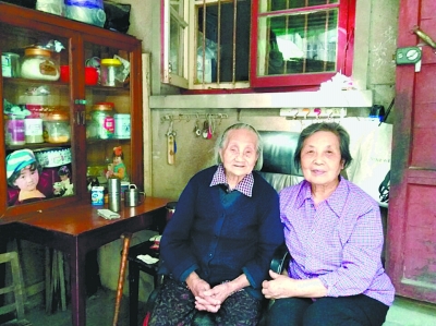 108岁老人朱兰英(左)与82岁的女儿张新其  记者马振华 摄
