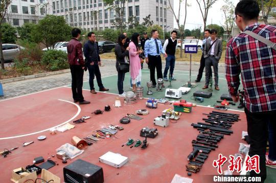 圖為警方收繳的部分制造工具?！＄娦?攝