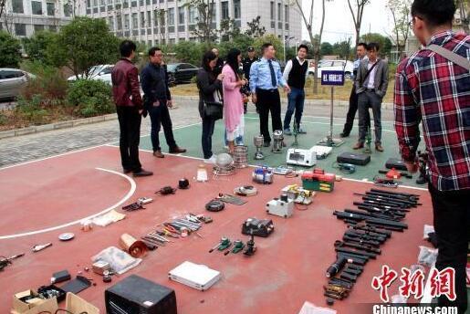 图为警方收缴的部分制造工具。钟欣摄