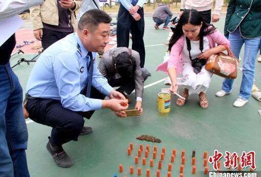 图为办案民警展示犯罪嫌疑人制造的弹药。钟欣摄