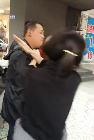 女子追打交警(图由广汉警方提供)