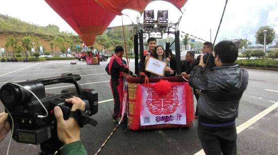 浪漫新人乘坐热气球升空,在峡谷高空见证爱情新高度