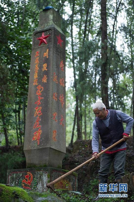 聂正远在红军烈士墓地除草（2016年10月14日摄）。新华社记者江宏景 摄