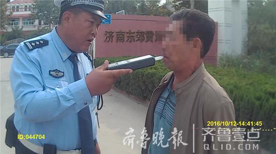 交警查酒驾遇老司机 演技爆发吹30次(图)