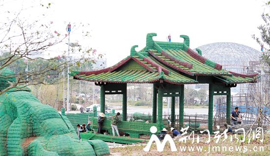 市植物园里,菊艺工作人员正紧张地为第十二届中国(荆门)菊花展布展施工