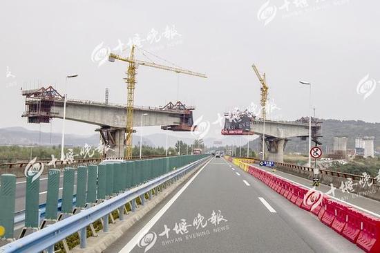 横跨汉十高速公路的两个悬梁即将合龙