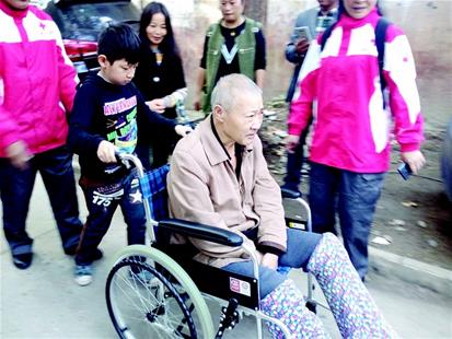 11岁男孩父母离异爸爸病逝 渴望爷爷有一个轮