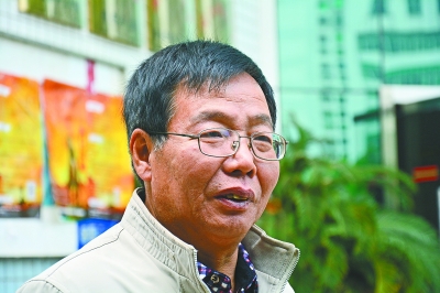 “北大屠夫”陆步轩到武汉高校招聘企业管理人员。记者杨涛 摄