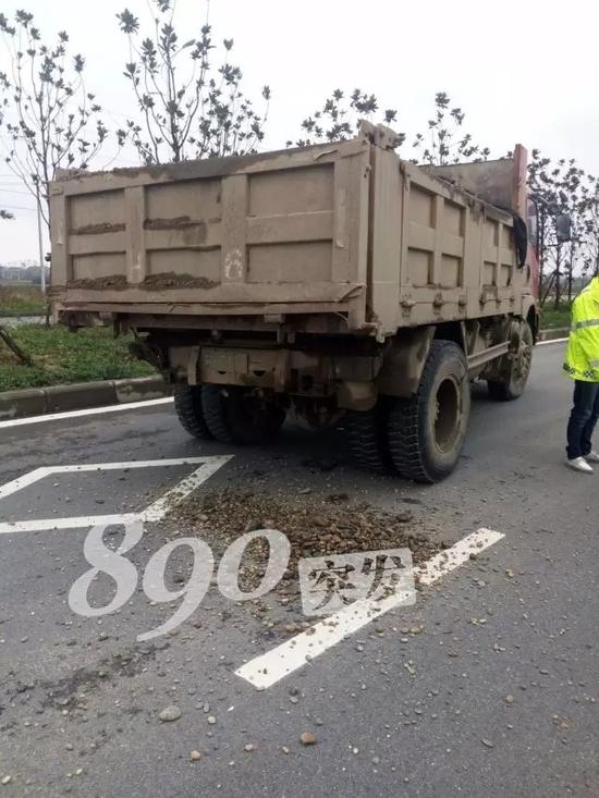 轿车逃逸撞上大货车