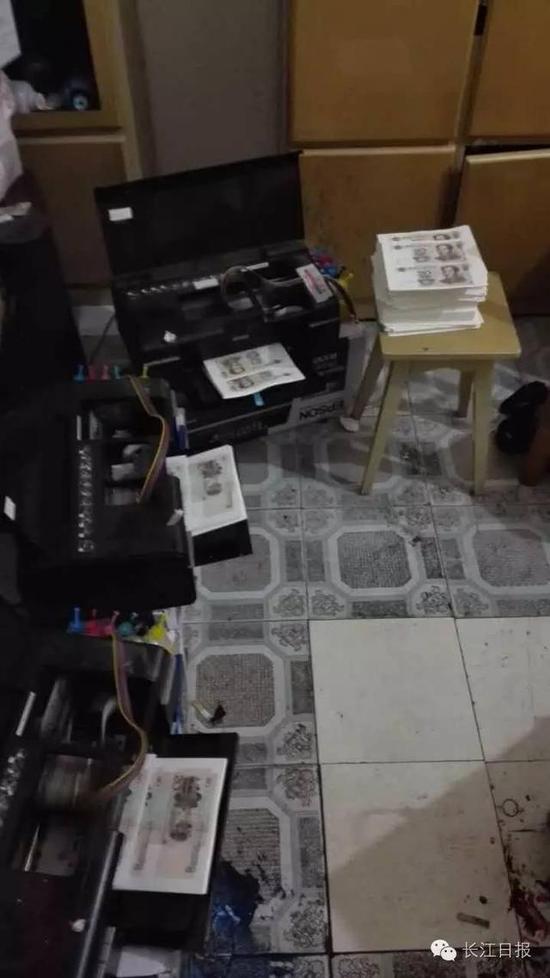 刘某和郭某住处客厅摆放的打印机和部分半成品20元假钞。陈龙摄