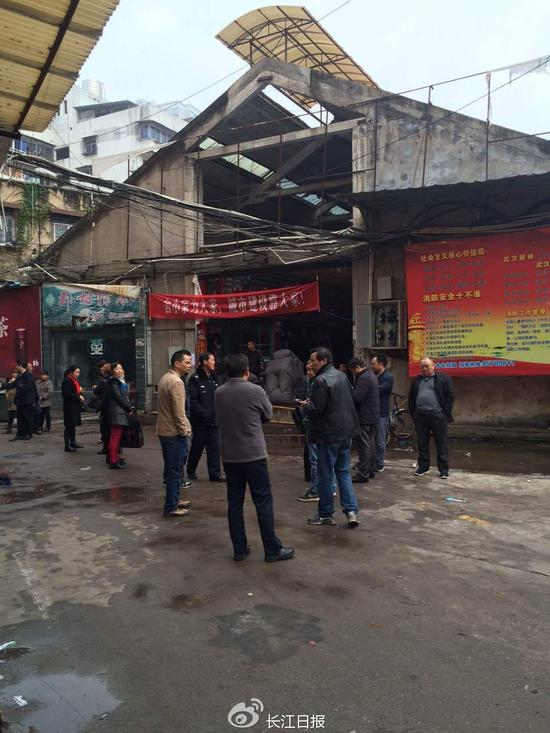 武汉茶叶市场凌晨起火。