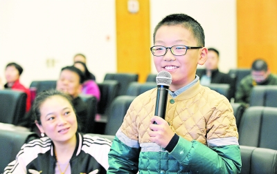 现场小学生听众向黎笙提问    记者刘斌 摄