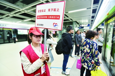 2013年8月首个“地铁排队日”报道截图。记者詹松 摄