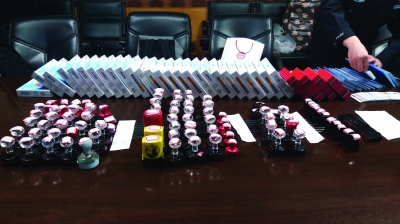 警方查获大量涉案印章等作案工具。记者柯美学 摄