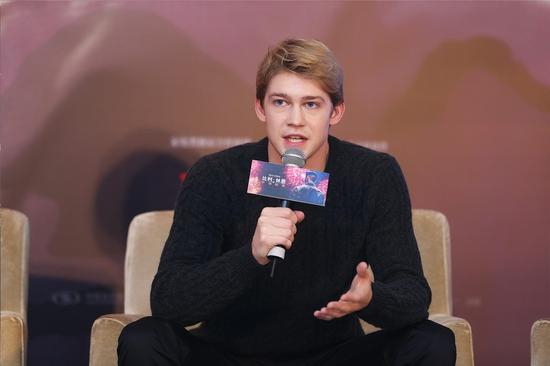 充满英国气质的男主角乔·阿尔文