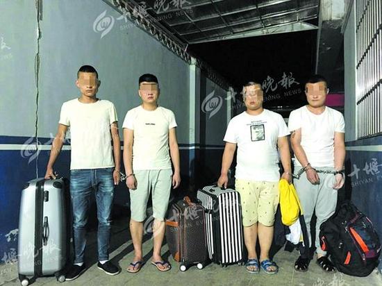 詐騙團(tuán)伙4名成員被警方抓獲。
