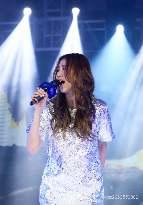 中国乐坛著名流行女歌手 弦子 为“希望厨房”公益项目献唱《勇敢一点》。