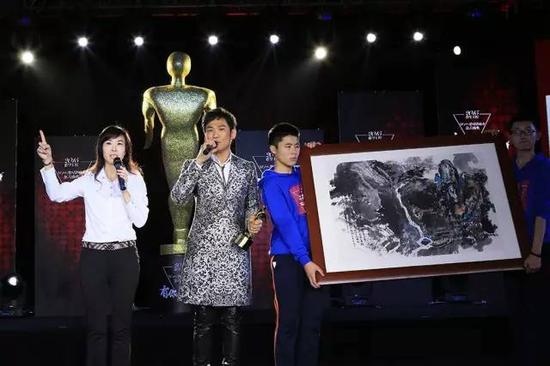 杜德偉為設計大師王受之的國畫《詠石圖》助拍，募得善款11萬元