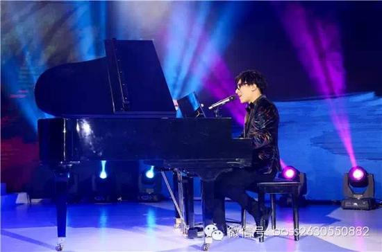 著名音乐人 曹轩宾 演唱他亲自为盛典创作的主题曲《爱的味道》。