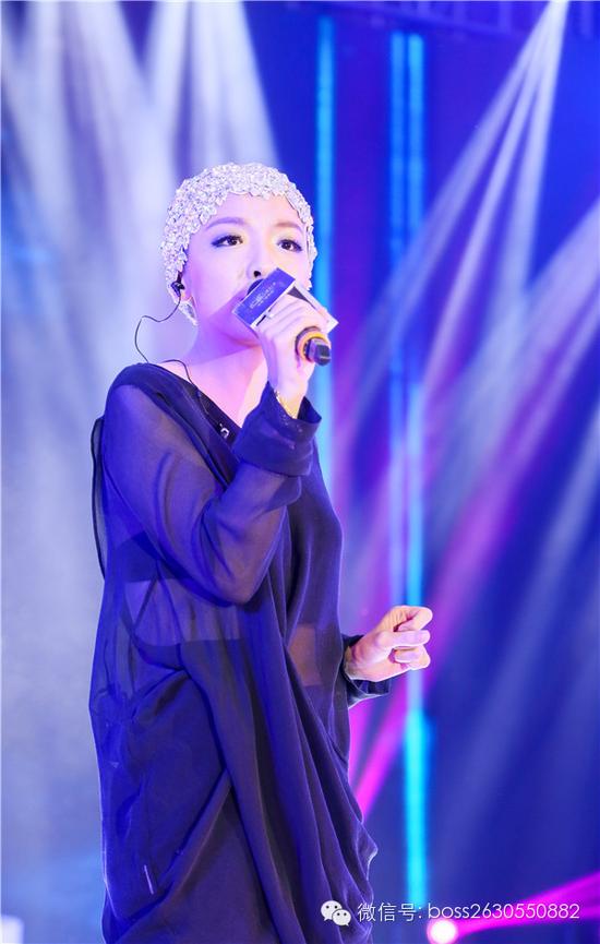 第一季中國好聲音前四強(qiáng)、中國爵士女伶王韻壹現(xiàn)場演唱《Witchcraft》。