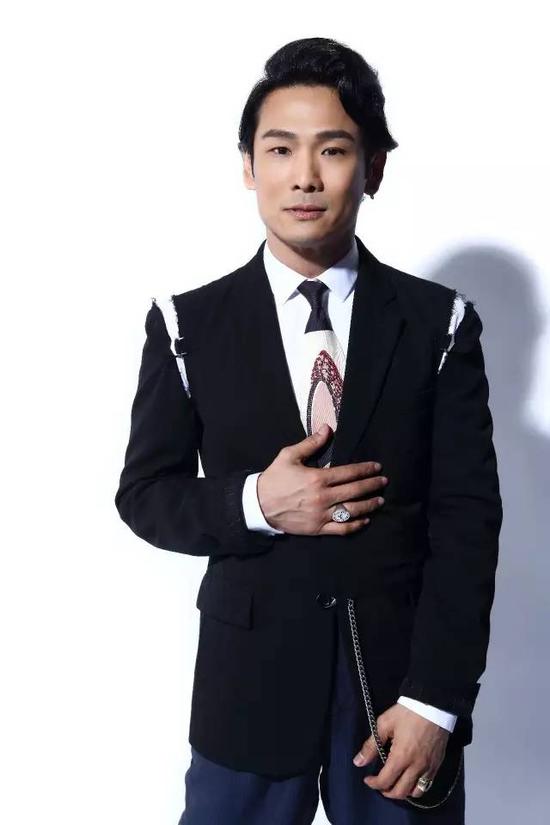 【杜德伟】中国著名影视男演员、歌手/代表作品《第八号当铺》《情人》《信自己》等。
