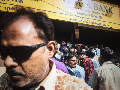 11日，印度马图拉民众去银行排队换新货币，因人太多银行不得不暂时关门分批让民众进入    杨达 供图