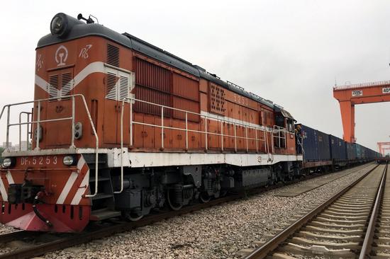 武汉首开电商货运班列助力双11网购狂欢节