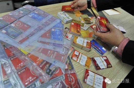 工作人员在整理各类消费、储值卡。长江日报记者李永刚 摄