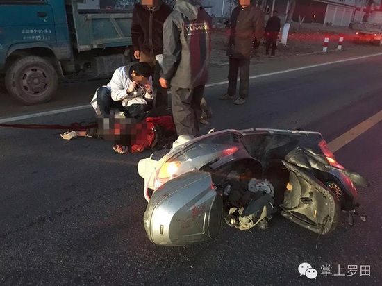 罗田男子骑摩托撞上大货车 血流满地当场身亡