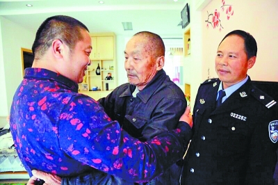 在民警陪同下，失散34年的父子拥抱团圆。