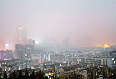 昨天，一场雨雾袭汉，城市楼宇在烟雨中若隐若现。