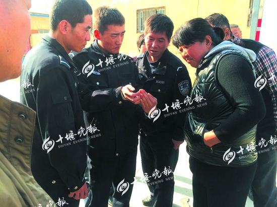 民警拿着晓彬的照片请当地居民辨认。