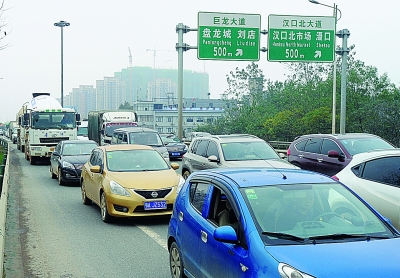 进城车辆滞留在府河大桥附近“瓶颈”路段。记者石一 摄