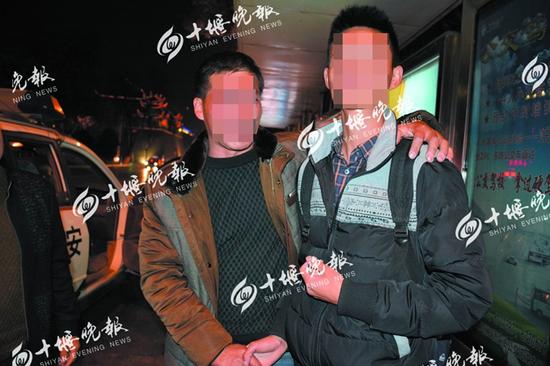 见到久未谋面的儿子,玉华(左)喜极而泣。