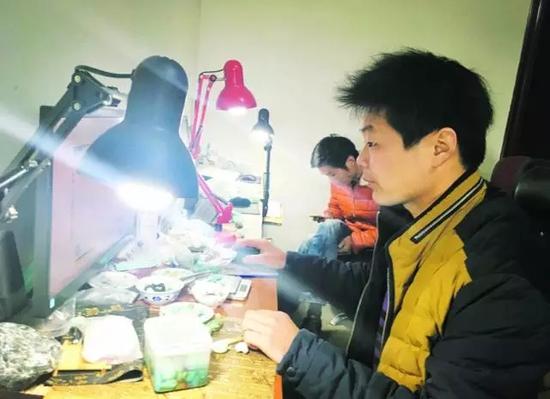 杨高涛在电脑前忙碌着淘宝店生意