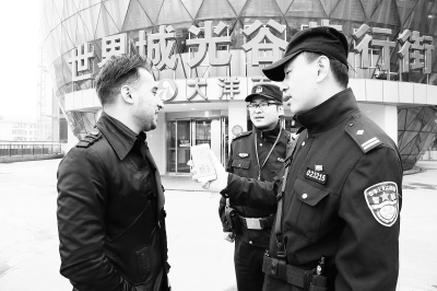 民警用“光谷翻译官”与老外交流。通讯员李雨生 供图