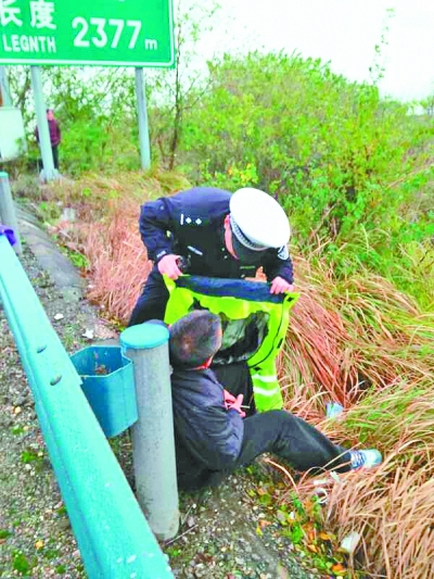 交警脱衣为伤者保暖  孙女士 摄