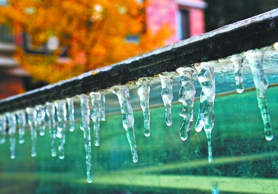 昨天，在武昌南湖花园一小区车库顶棚，包裹着的薄冰和冰柱。记者胡伟鸣 摄