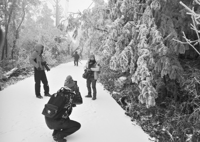 昨日，黄陂区木兰山上的游客与初雪合影  记者李葳 摄