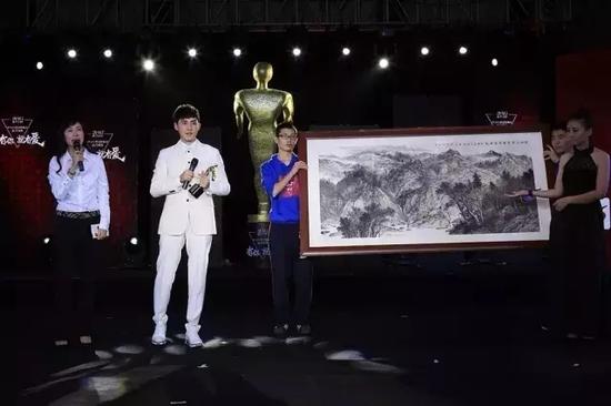 张睿为国画《得山水清气 极宇宙大观》助拍募得善款10万元