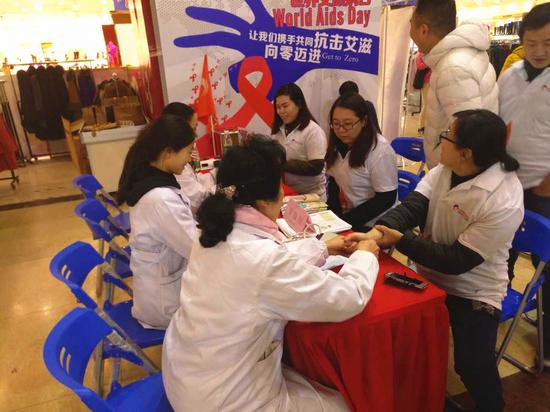 武汉仁爱医院开展艾滋病宣传日活动 进商场讲